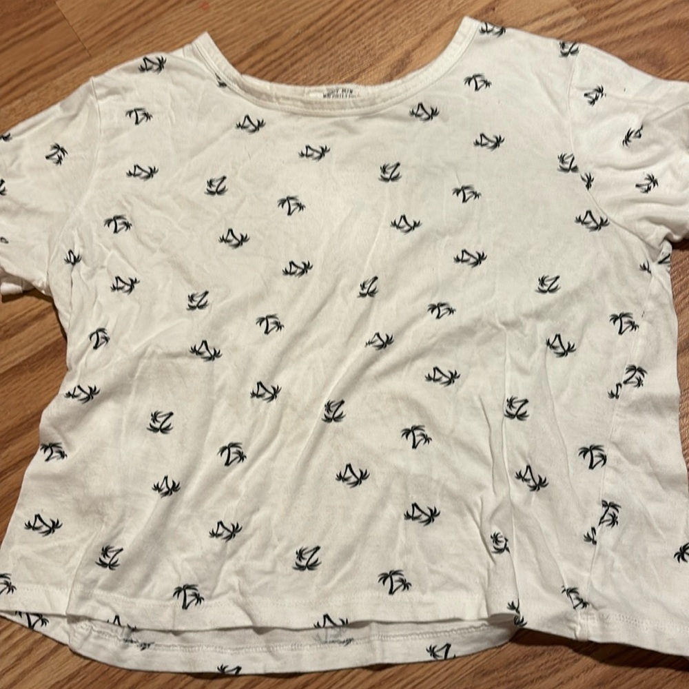 Messy Bun Just Chilling size small short sleeve crop top. With palm trees white
